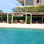 Lujoso, último piso con salida directa a la playa